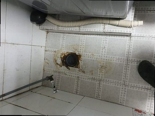 옹진군 하수구막힘 배관 점검 후 배수 흐름과 주변 누수 흔적을 확인하는 모습